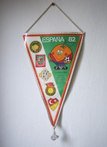 Fotbalov vlajeka pipomnajc kvalifikaci na mistrovstv svta 1982.