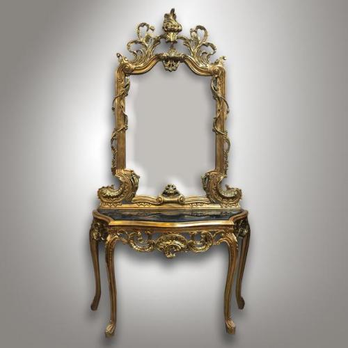 Zrcadlo s konzolovým stolkem je v  rokokovém stylu