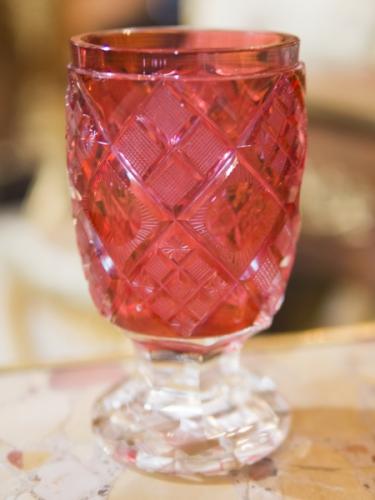 Starožitný pohárek z lazurovaného broušeného skla