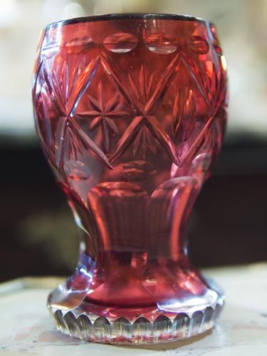 Èervený pohárek z broušeného skla