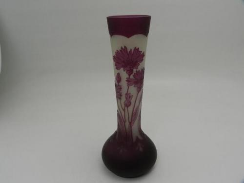 Secesní fialová autorská váza s motivem květin