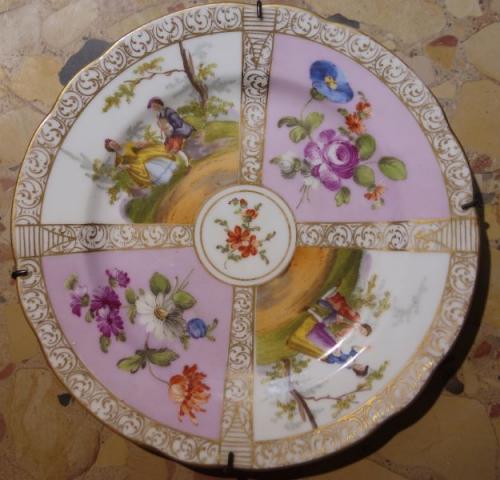 porcelánový talíř s galantními scénkami, 1890