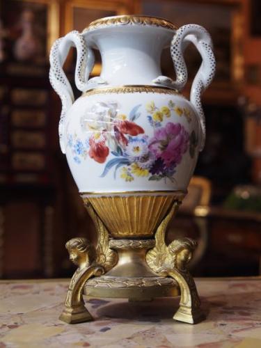 Porcelánová váza s bronzovou montáží, znaèeno Míšeò 1880
