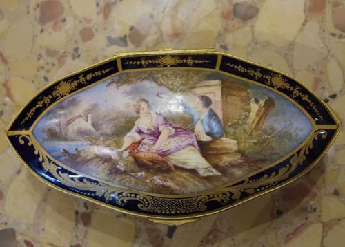 Porcelánová dóza zdobená kobaltem, malovaná galantní scénka, značeno Sevrés Paris