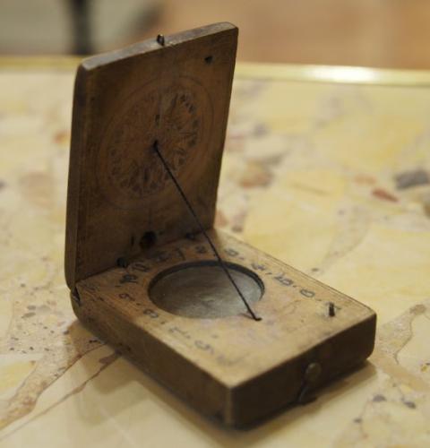 Kapesn slunen hodiny s kompasem, 1800