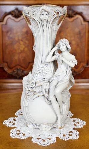 Secesní váza Royal Dux s dívkou