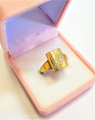 Zlatý prsten s ozdobnou rytinou-punc Èejka
