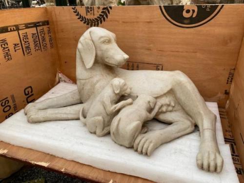 Mramorová socha psa 