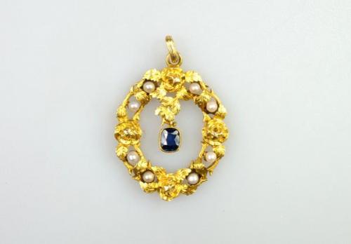 Zlatý přívěsek se safírem a perlami 