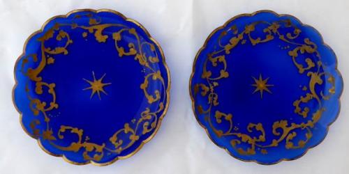 Dva skleněné kobaltové talířky, malovaný ornament 