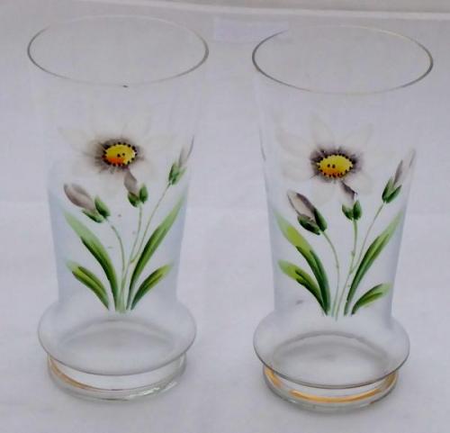 Dvě sklenice s bílými květy - Protěž alpská