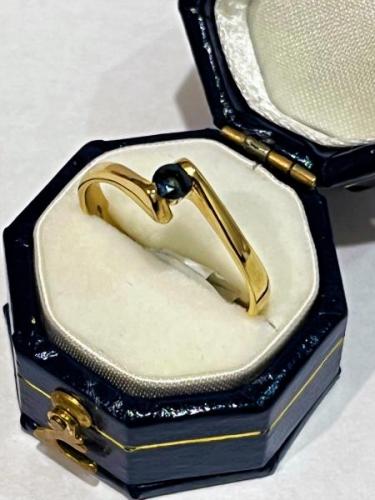Zlatý prsten s modrým pøírodním safírem