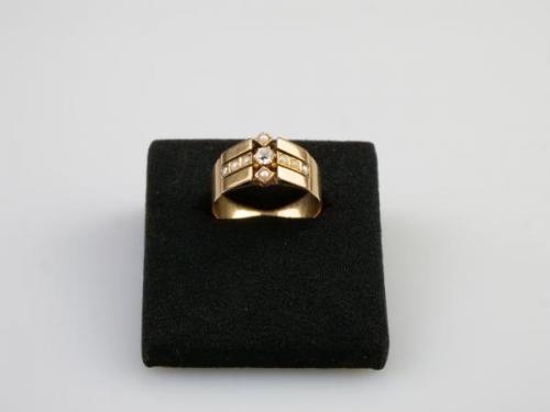 Zlat prsten s diamantem
