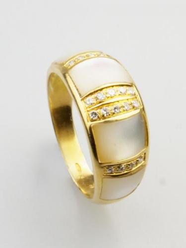 Zlatý prsten s perletí a diamanty
