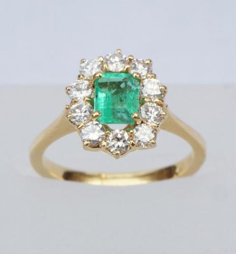 Zlat prsten s diamanty a smaragdem