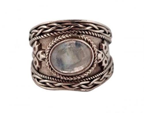 Stříbrný prsten zdobený s měsíčním kamenem