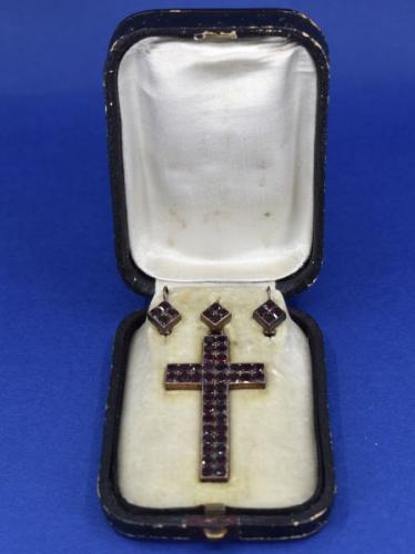 Granátová souprava - křížek a náušnice, Čechy 1890