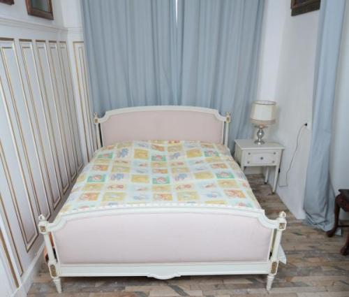 Starožitná bílá postel Ludvík XVI 164 X 210 cm