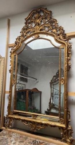 Zrcadlo v řezbovaném rámu 