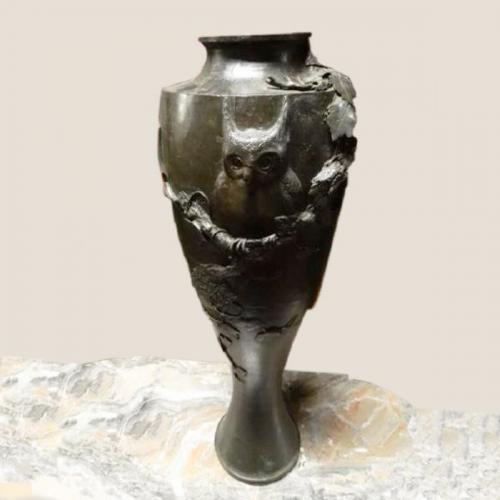 Bronzová váza