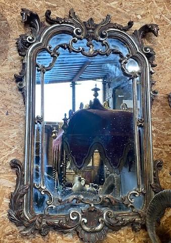 Řezbované zrcadlo 