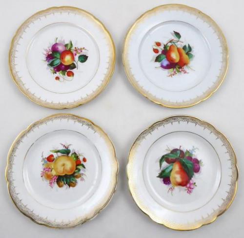 Čtyři talíře s malovaným ovocem